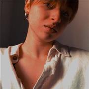 Insegnante di scuola superiore impartisce lezioni private online o in presenza di lingua e letteratura inglese